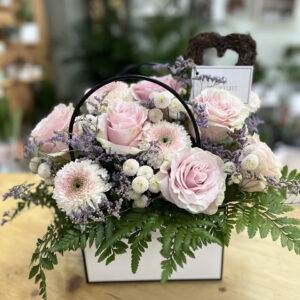 Caja Asa rosas y mini gerberas