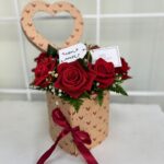 Caja corazón repleta de rosas y bombones