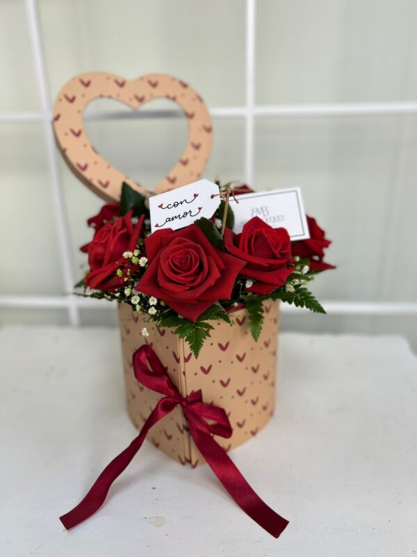 Caja corazón repleta de rosas y bombones
