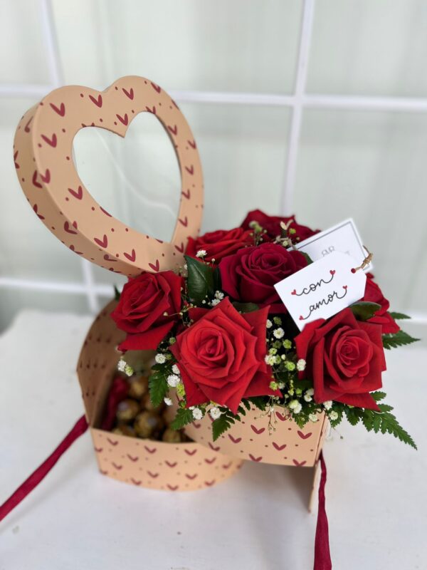 Caja corazón repleta de rosas y bombones - Imagen 3