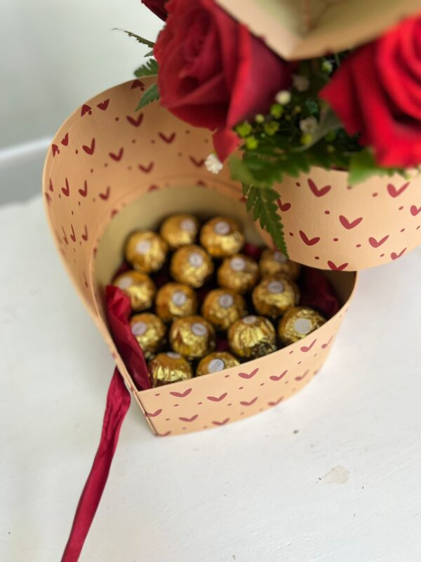 Caja corazón repleta de rosas y bombones - Imagen 2