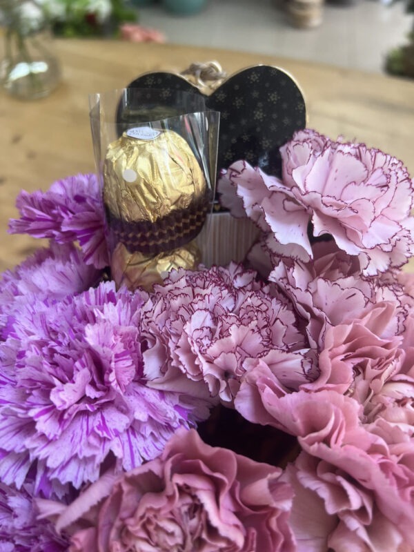 Cono claveles vintage + Corazón + Ferrero Rocher - Imagen 2