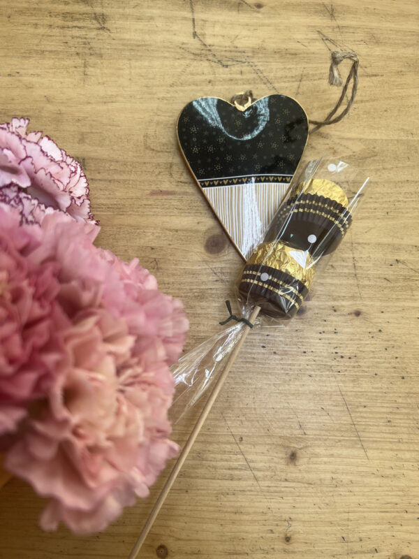Cono claveles vintage + Corazón + Ferrero Rocher - Imagen 3