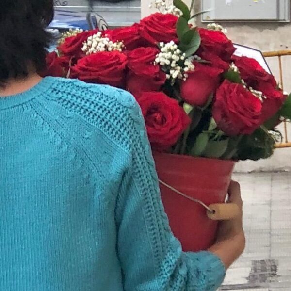 Cubo 35 rosas rojas XL - Imagen 2